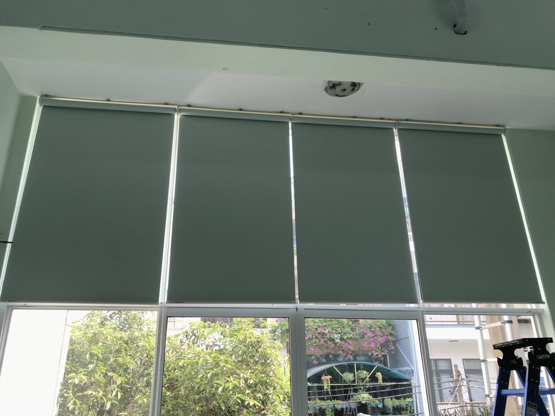 rèm cuốn cho cửa kính tầng trệt bảo vệ không gian riêng tư