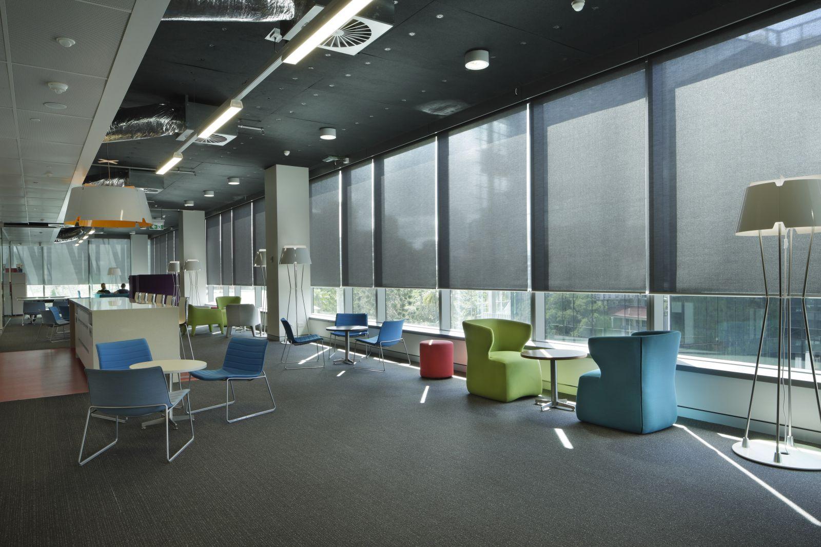 rèm cuốn cho nhà hàng sang trọng màu sắc tinh tế