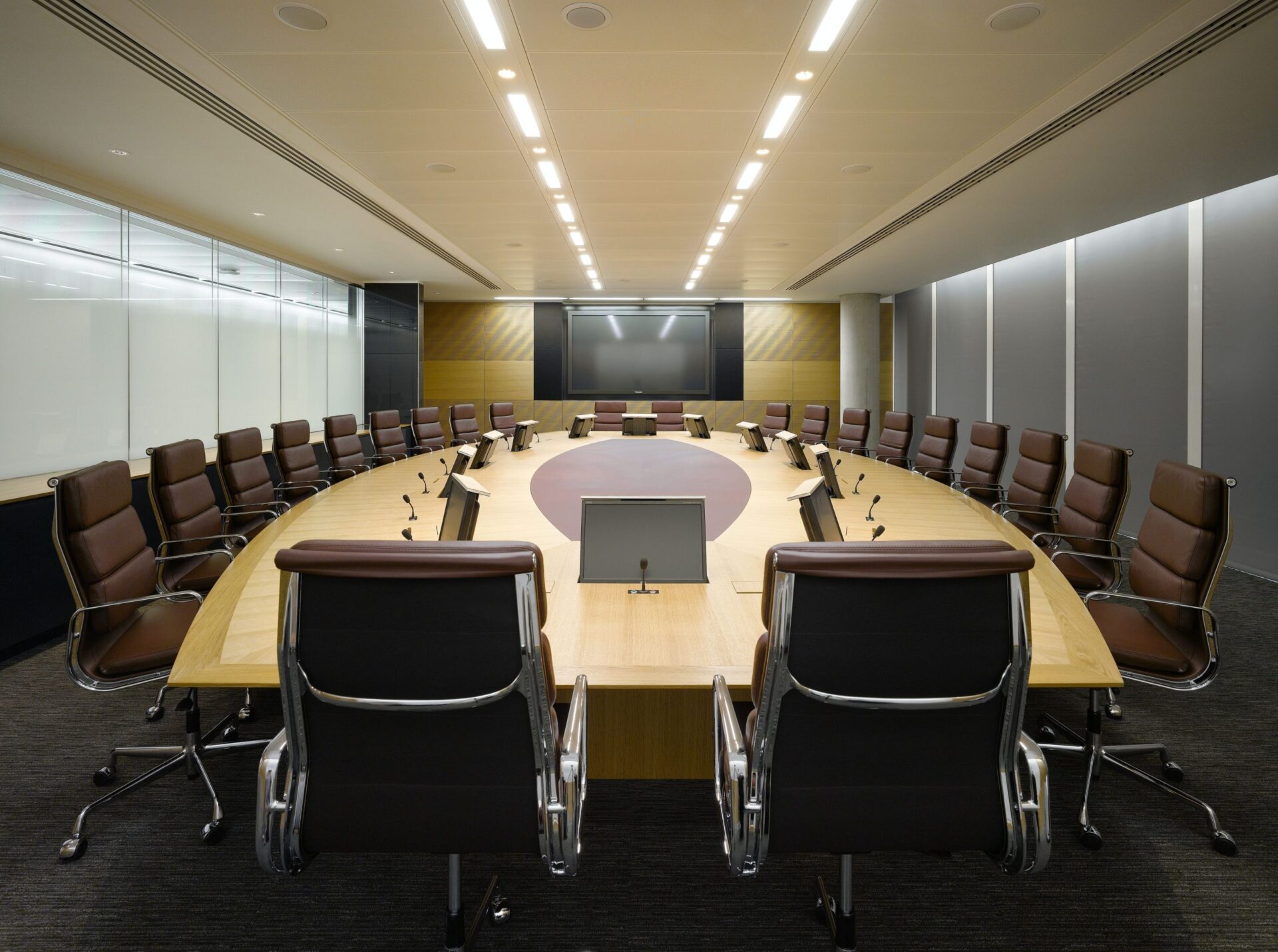 rèm cuốn cho phòng họp công ty sang trọng, tông màu trung tính hiện đại