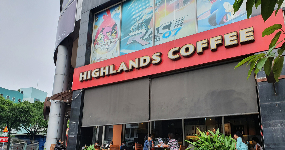 rèm cuốn cho quán cà phê ngoài trời tạo không gian thoáng mát