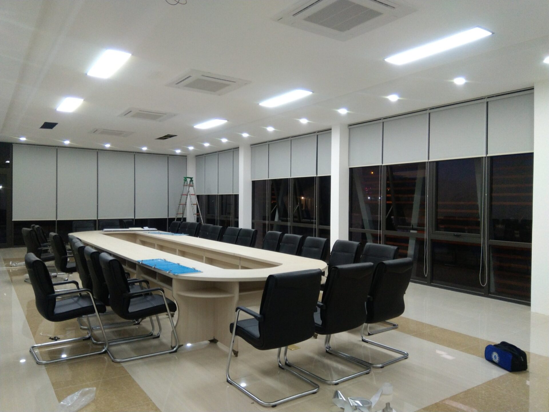 mẫu rèm cuốn văn phòng cao cấp cho phòng họp doanh nghiệp