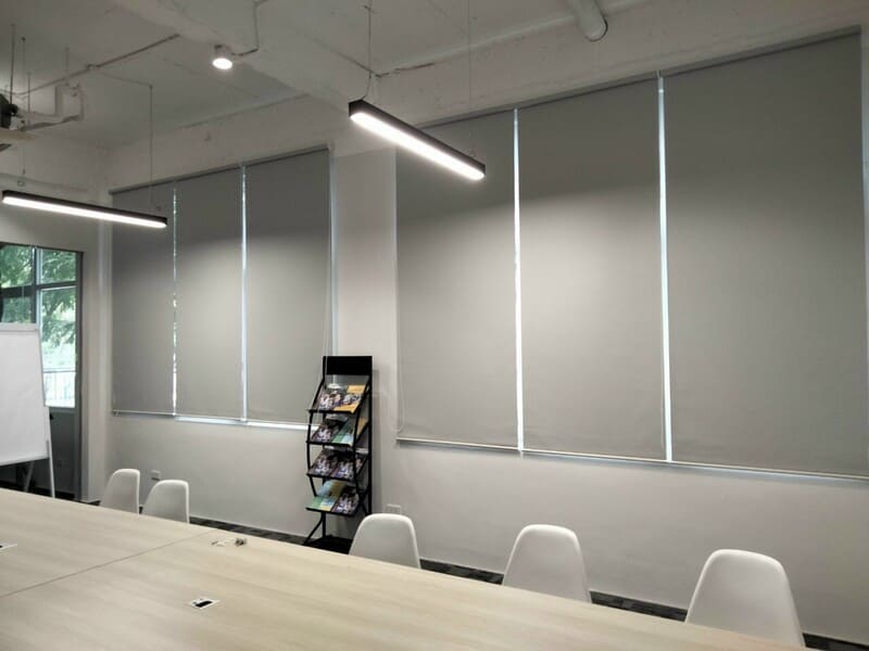 rèm cuốn trơn màu be trung tính cho không gian tối giản