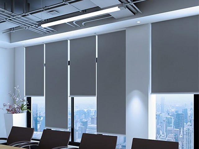 rèm cuốn trơn màu xám nhẹ tạo cảm giác sang trọng và tinh tế