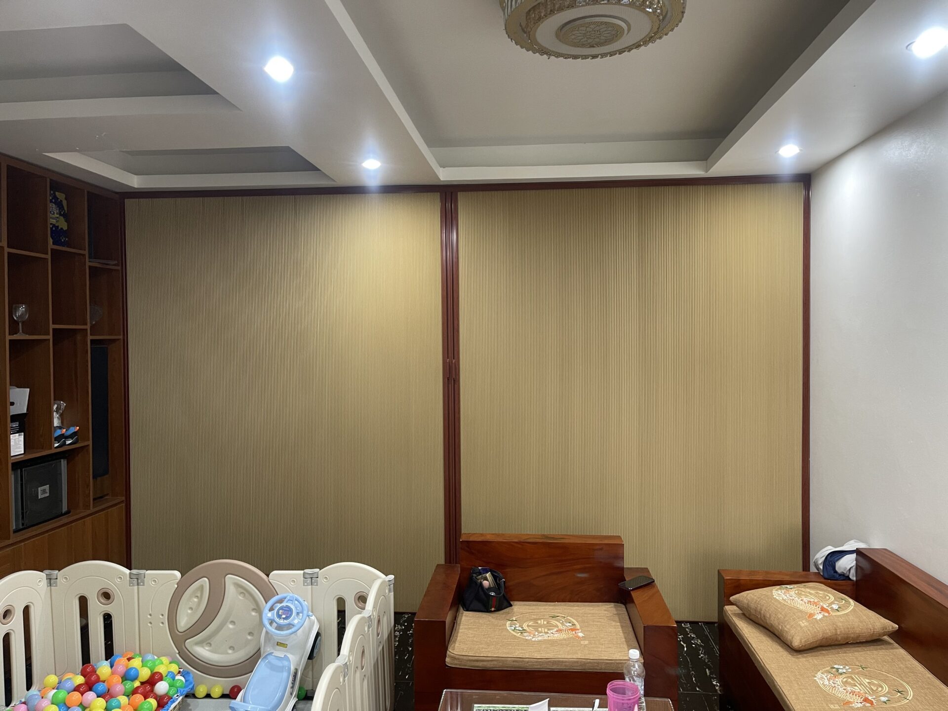 Ảnh rèm tổ ong tone nâu gỗ ấm áp cho nội thất hiện đại