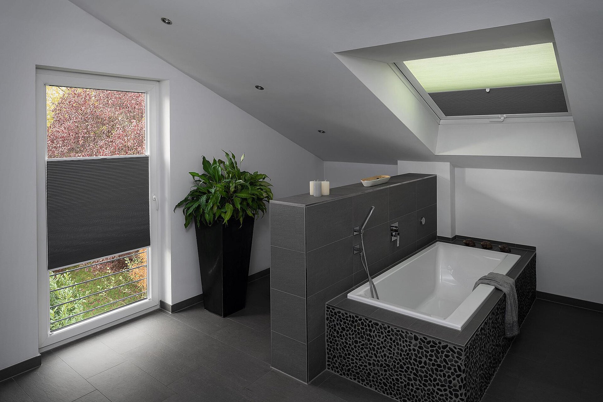 Cửa sổ ban công với rèm tổ ong chống thấm