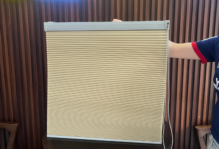 Dây kéo an toàn trên rèm tổ ong phòng trẻ em