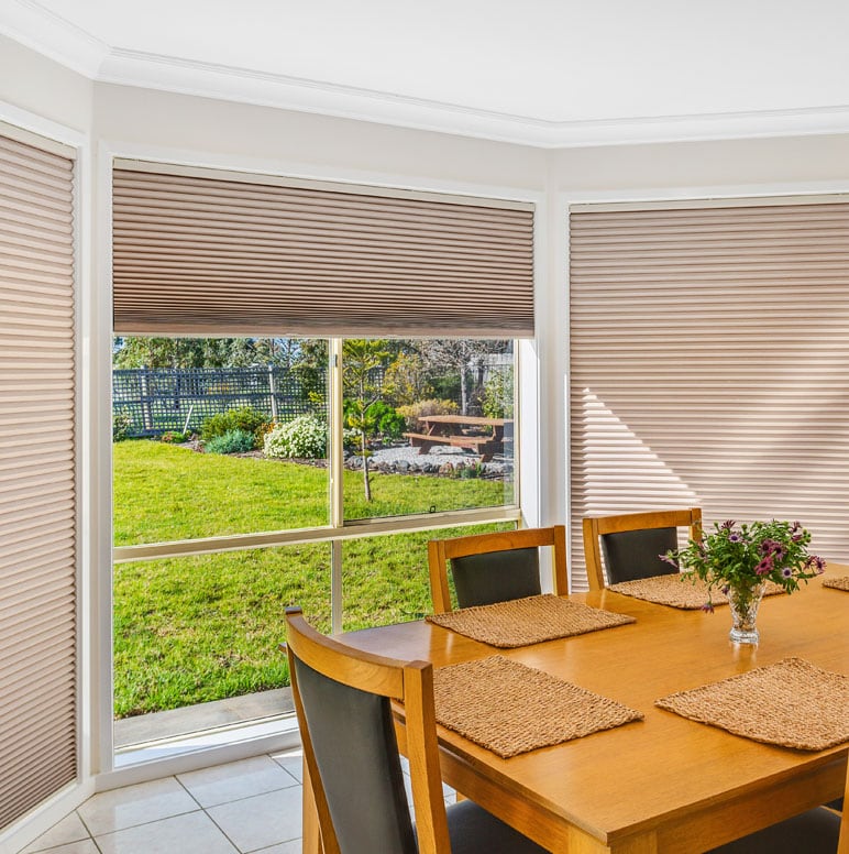 Giảm chi phí điện nhờ rèm tổ ong cách nhiệt