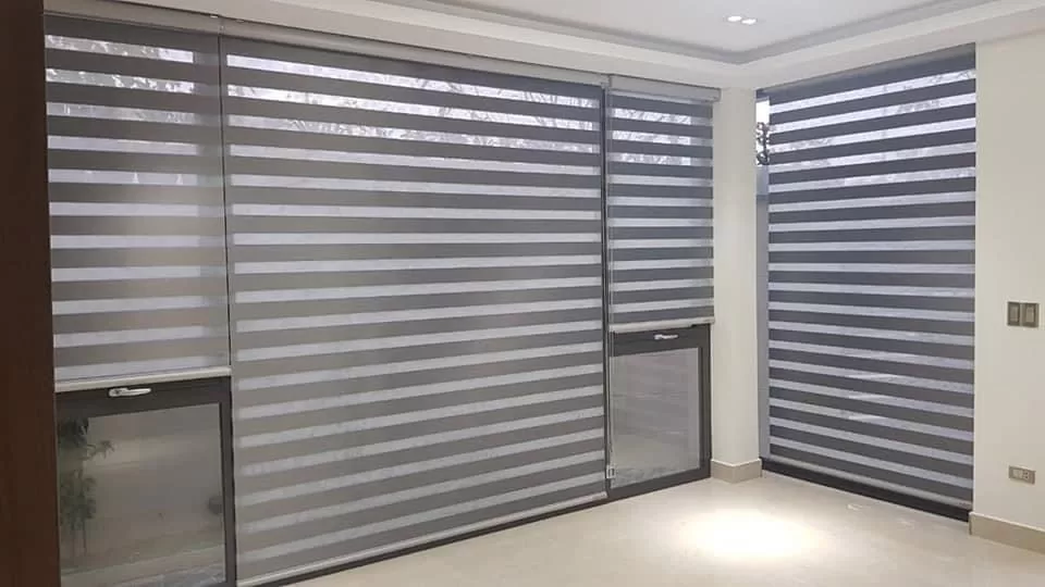 Hình rèm cầu vồng cho showroom nội thất giúp tôn sản phẩm