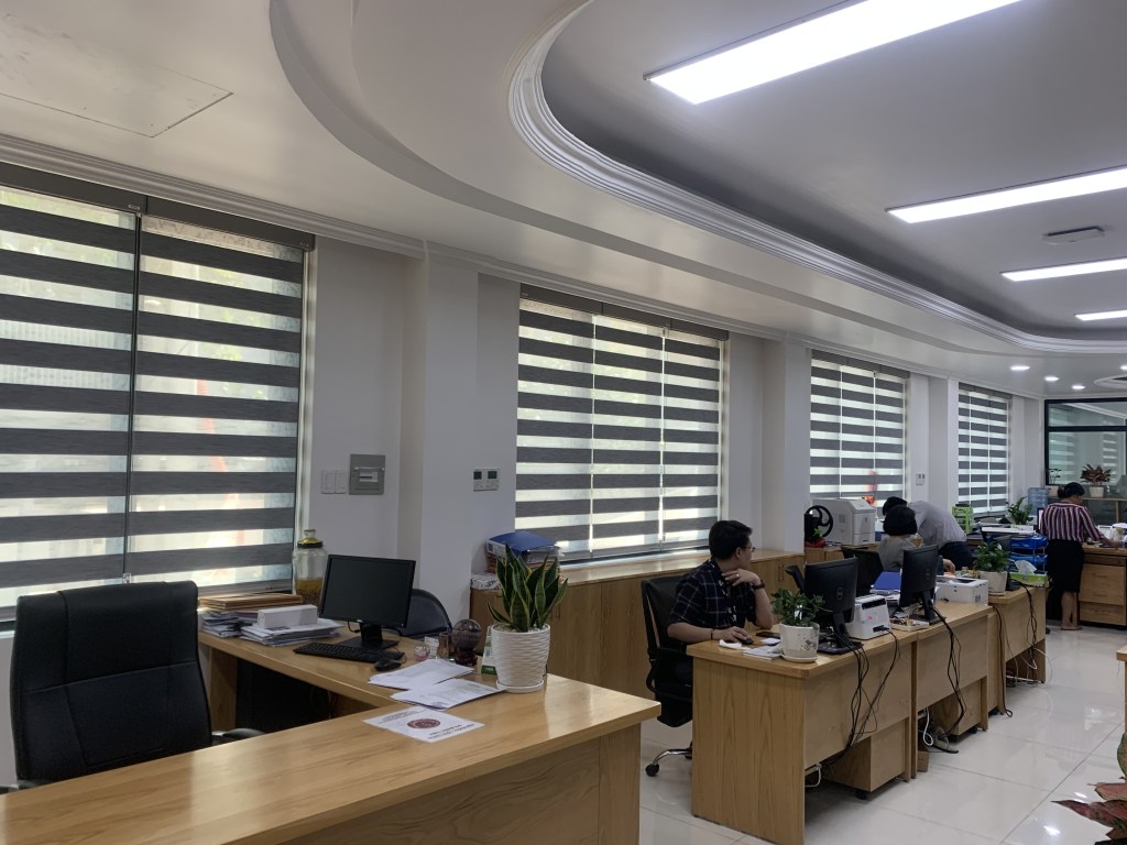 Hình rèm cầu vồng cho văn phòng hiện đại chuyên nghiệp