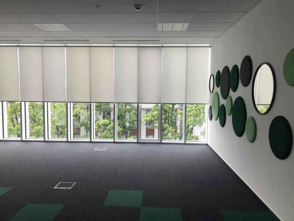 Không gian call center hiện đại với rèm cản sáng