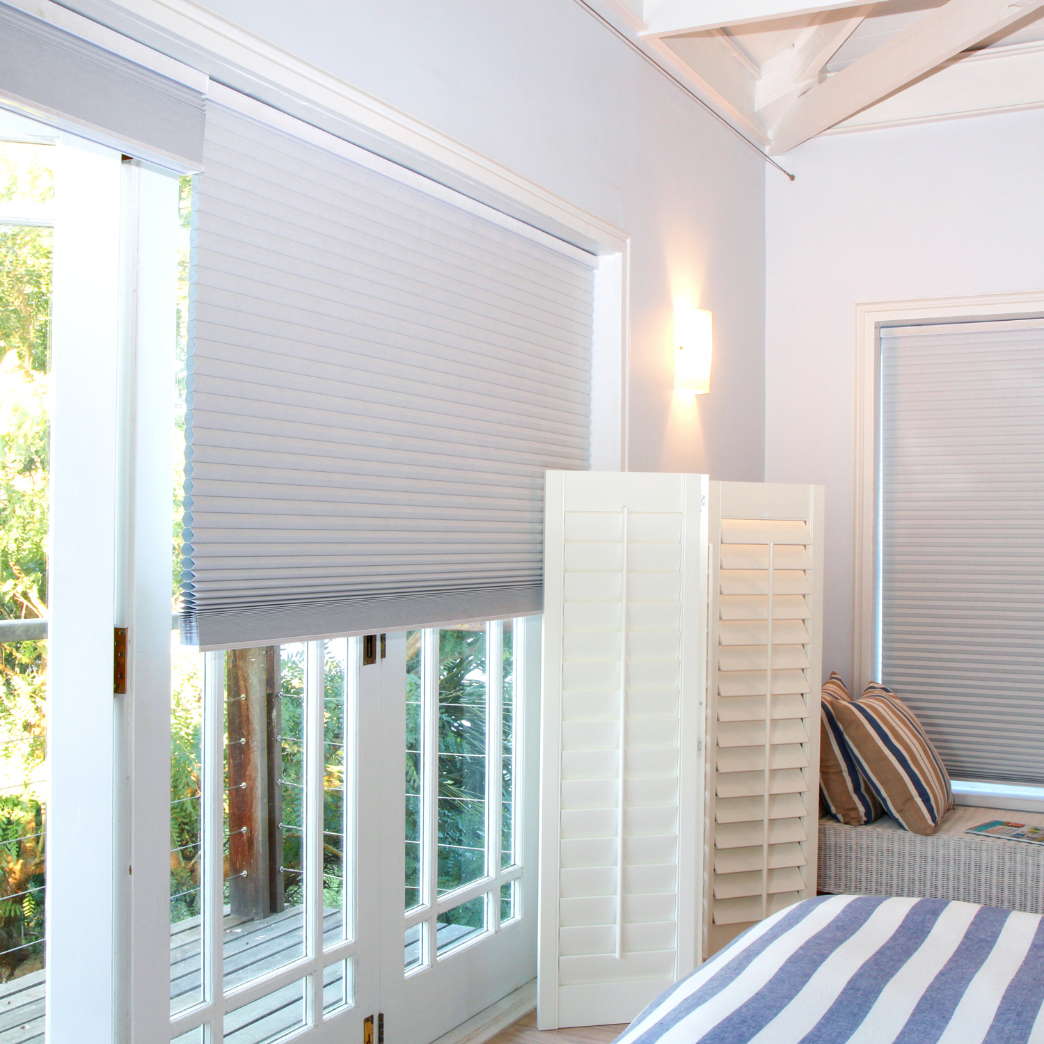 Không gian phòng ngủ hiện đại với rèm tổ ong sang trọng