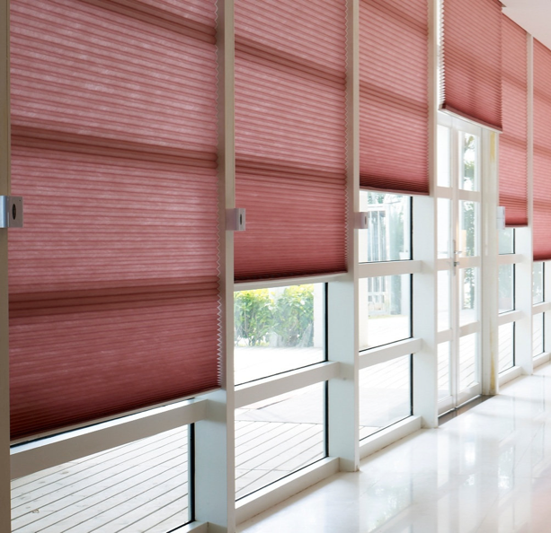 Không gian phòng trẻ em với rèm tổ ong tone hồng phấn