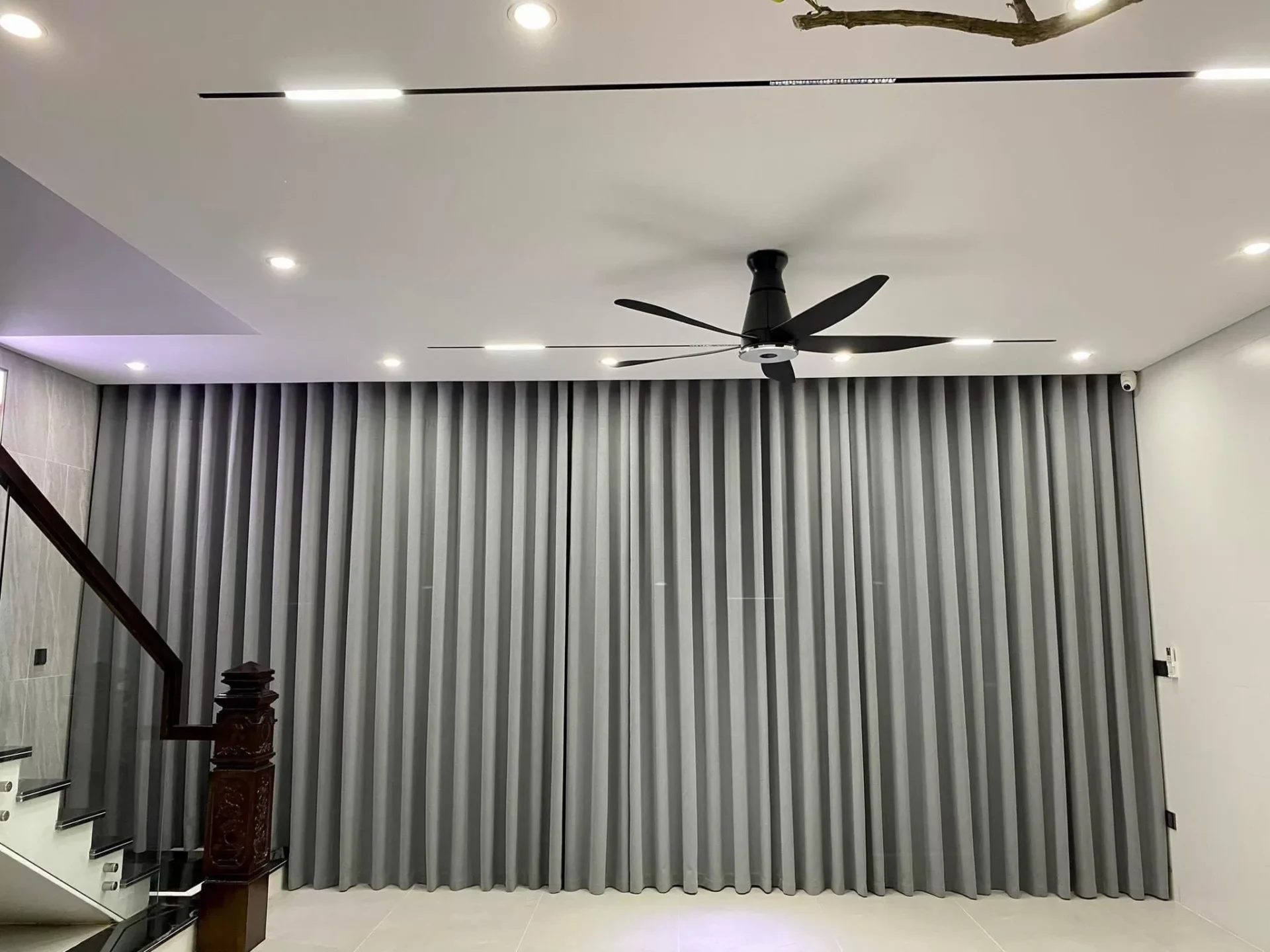 Không gian văn phòng với rèm vải chống cháy đạt chuẩn