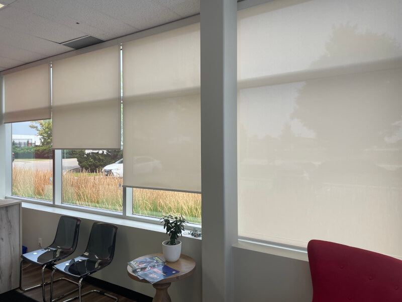 Lắp đặt rèm văn phòng phủ nhôm cách nhiệt tại công ty