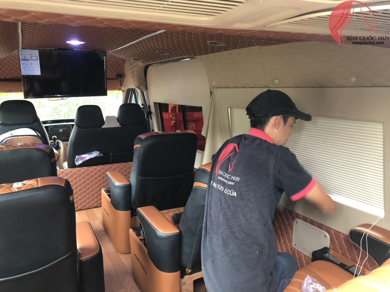 Lắp đặt thực tế rèm tổ ong trọn gói tại TPHCM cho khách hàng