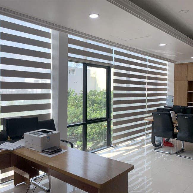 Lắp rèm cầu vồng lưới chống nắng cho cửa sổ lớn chung cư cao cấp