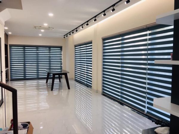 Mẫu rèm cầu vồng lưới chống nắng cho cửa sổ lớn hiện đại