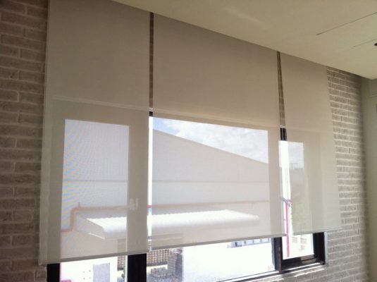 Mẫu rèm cuốn lưới xuyên sáng nhẹ nhàng giúp đón sáng tự nhiên tinh tế