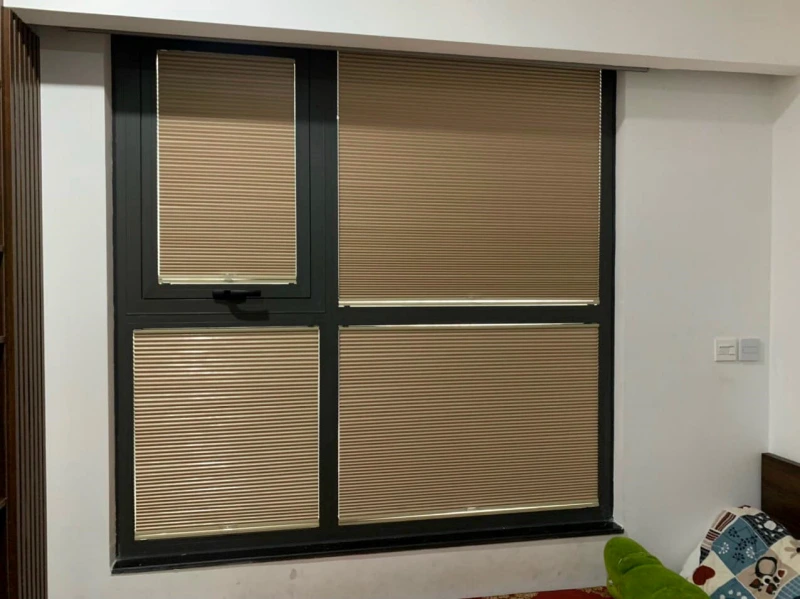 Mẫu rèm tổ ong tone nâu gỗ ấm áp tạo không gian cozy