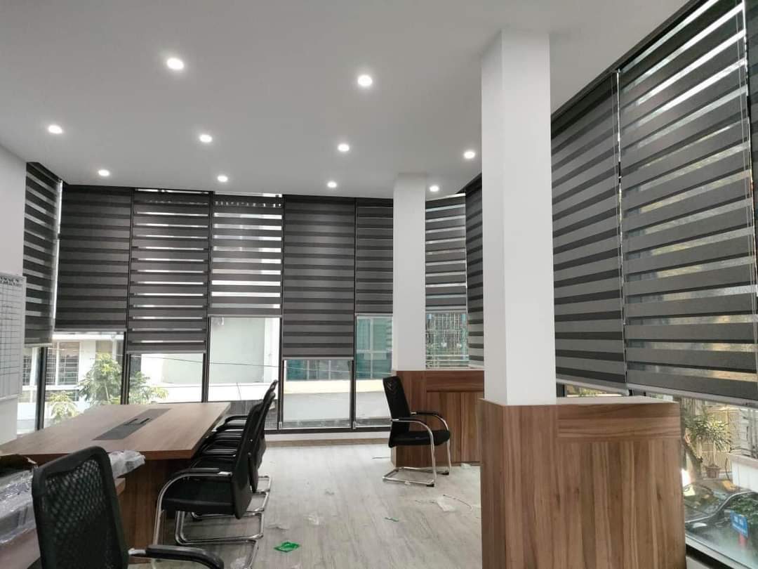 Minh họa sự khác nhau giữa rèm cầu vồng và rèm cuốn về độ sáng