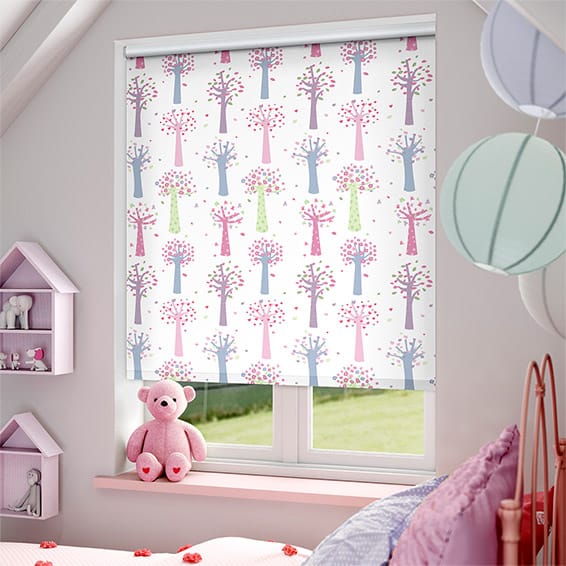 Rèm cuốn họa tiết tinh tế cho phòng ngủ nữ tone pastel dịu mắt