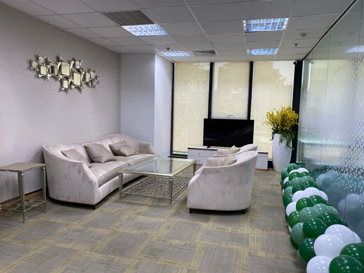 Rèm cuốn lưới xuyên sáng nhẹ nhàng lắp tại phòng khách hiện đại