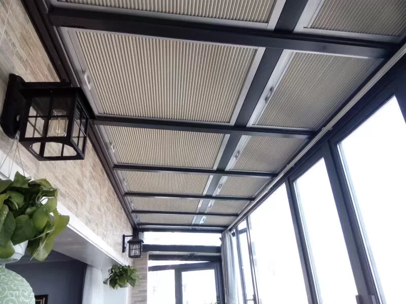 Rèm tổ ong giúp cân bằng ánh sáng cho khu vực nhà kính