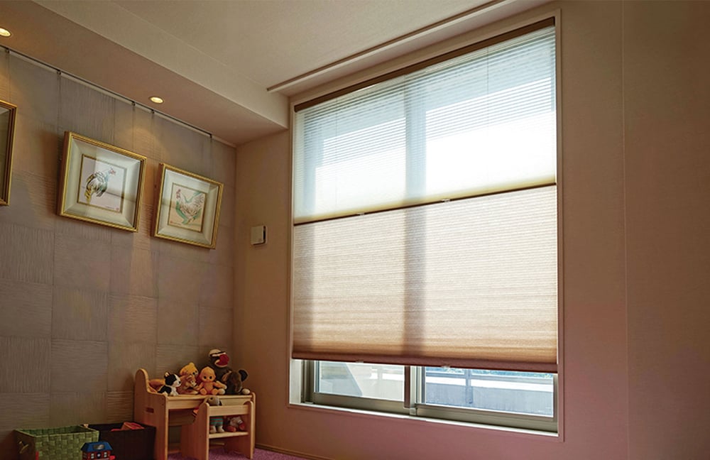 Rèm tổ ong tone pastel nhẹ nhàng mang lại cảm giác thư thái cho căn hộ