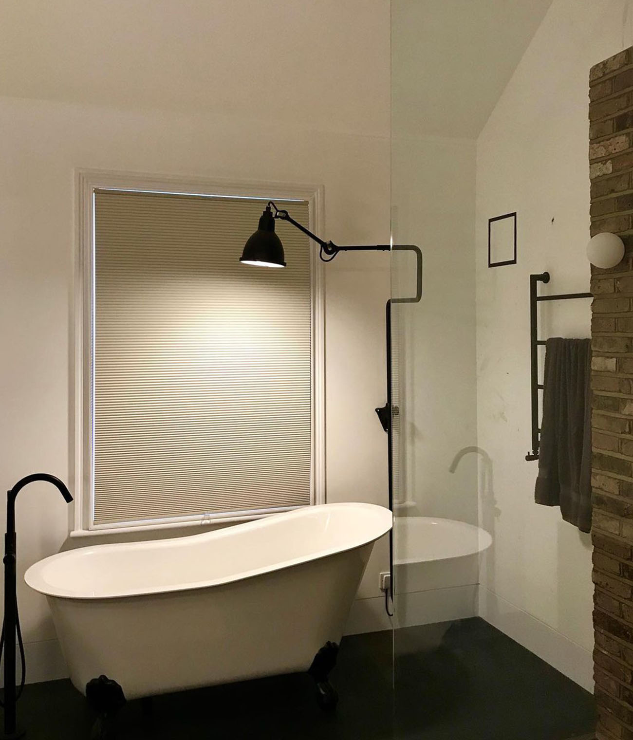 Rèm tổ ong vải chống nước, dễ lau chùi và bền bỉ