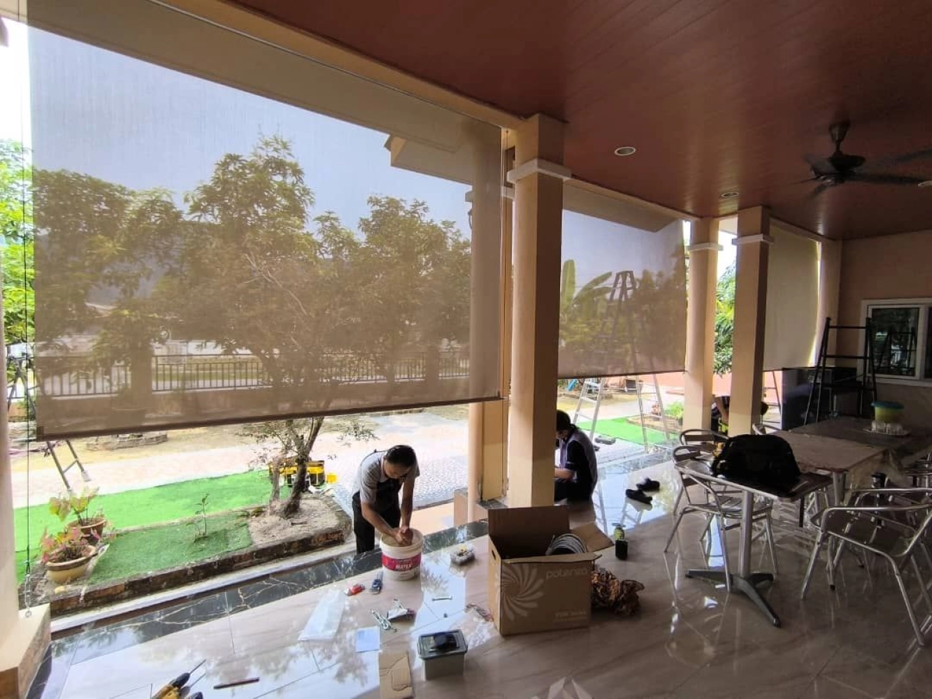 Văn phòng mát mẻ nhờ rèm chống nóng hướng tây