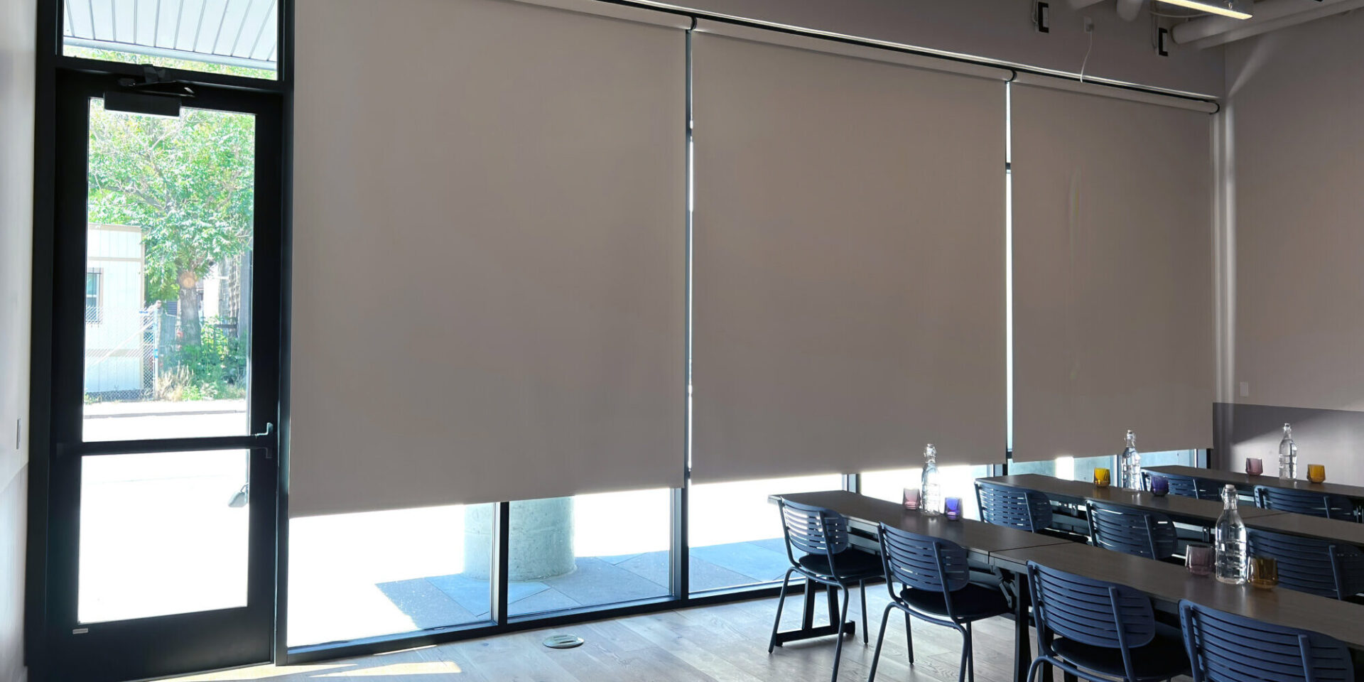 Văn phòng studio hiện đại sử dụng rèm kiểm soát ánh sáng