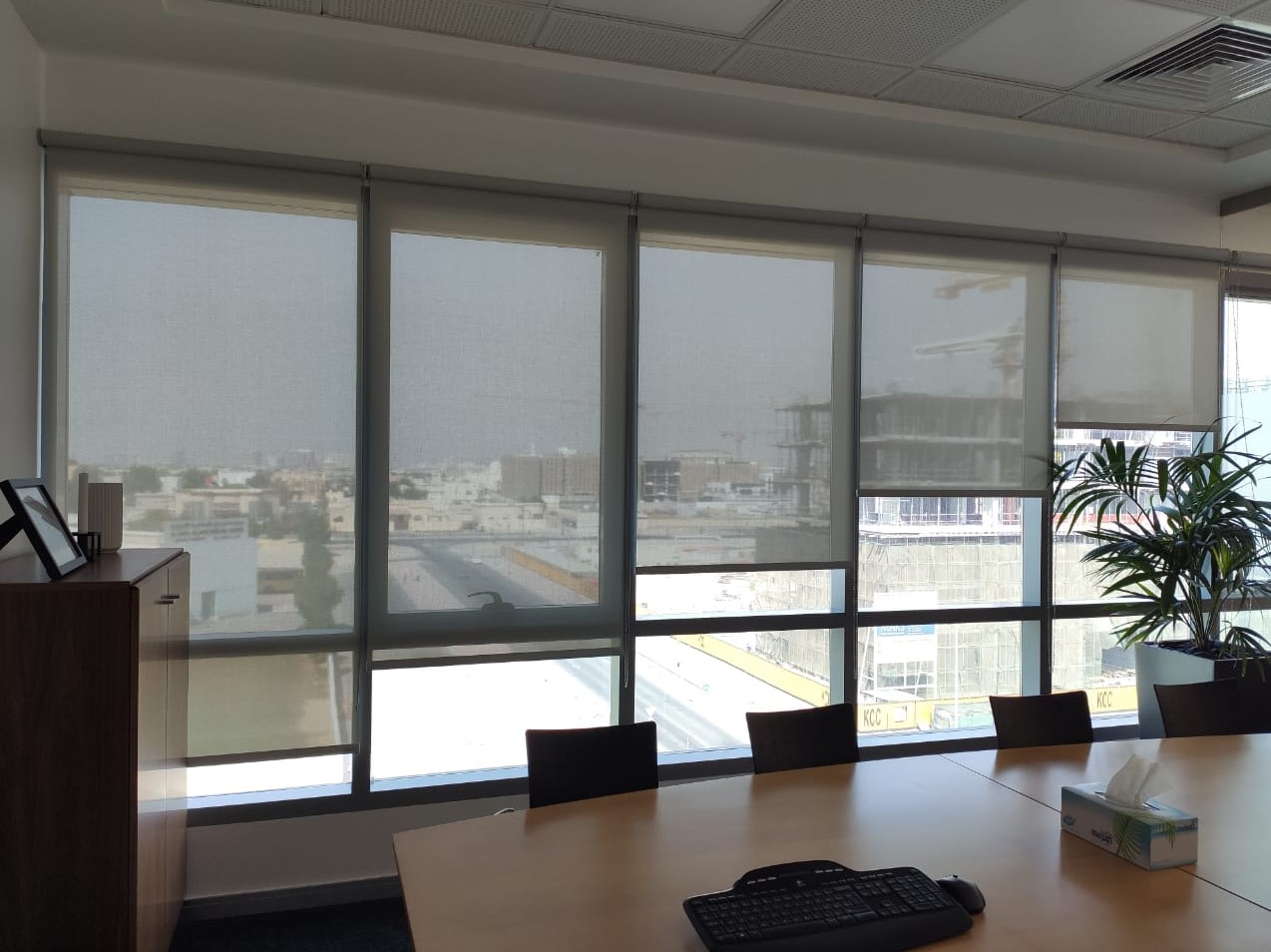 hình ảnh lắp đặt rèm văn phòng uy tín tại công ty chuyên nghiệp