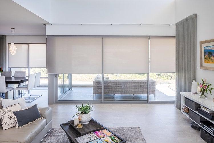 mẫu rèm văn phòng cho quầy tiếp khách tone sáng hiện đại