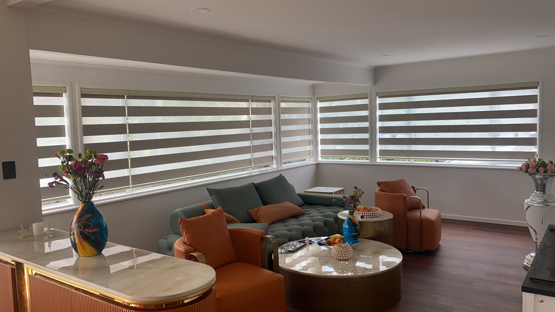 rèm cầu vồng tự động dùng pin sạc tiện lợi không cần dây điện