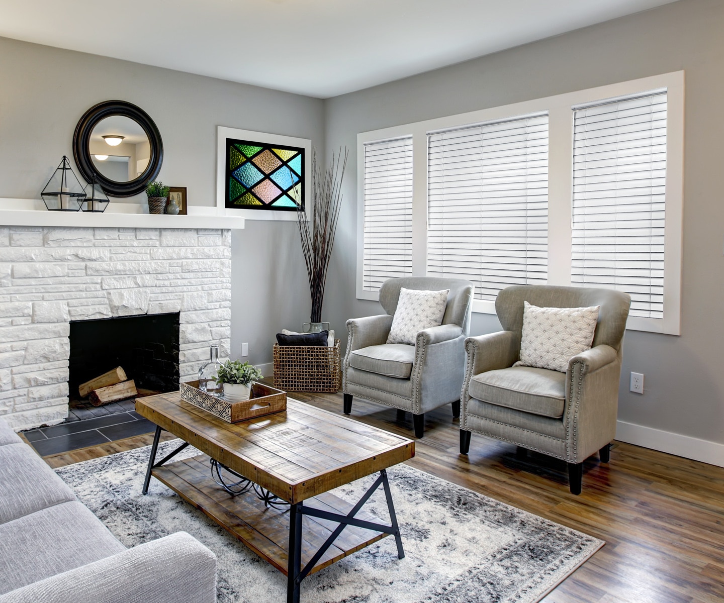 Hình nhân viên thực hiện rèm gỗ lắp đặt tận nơi