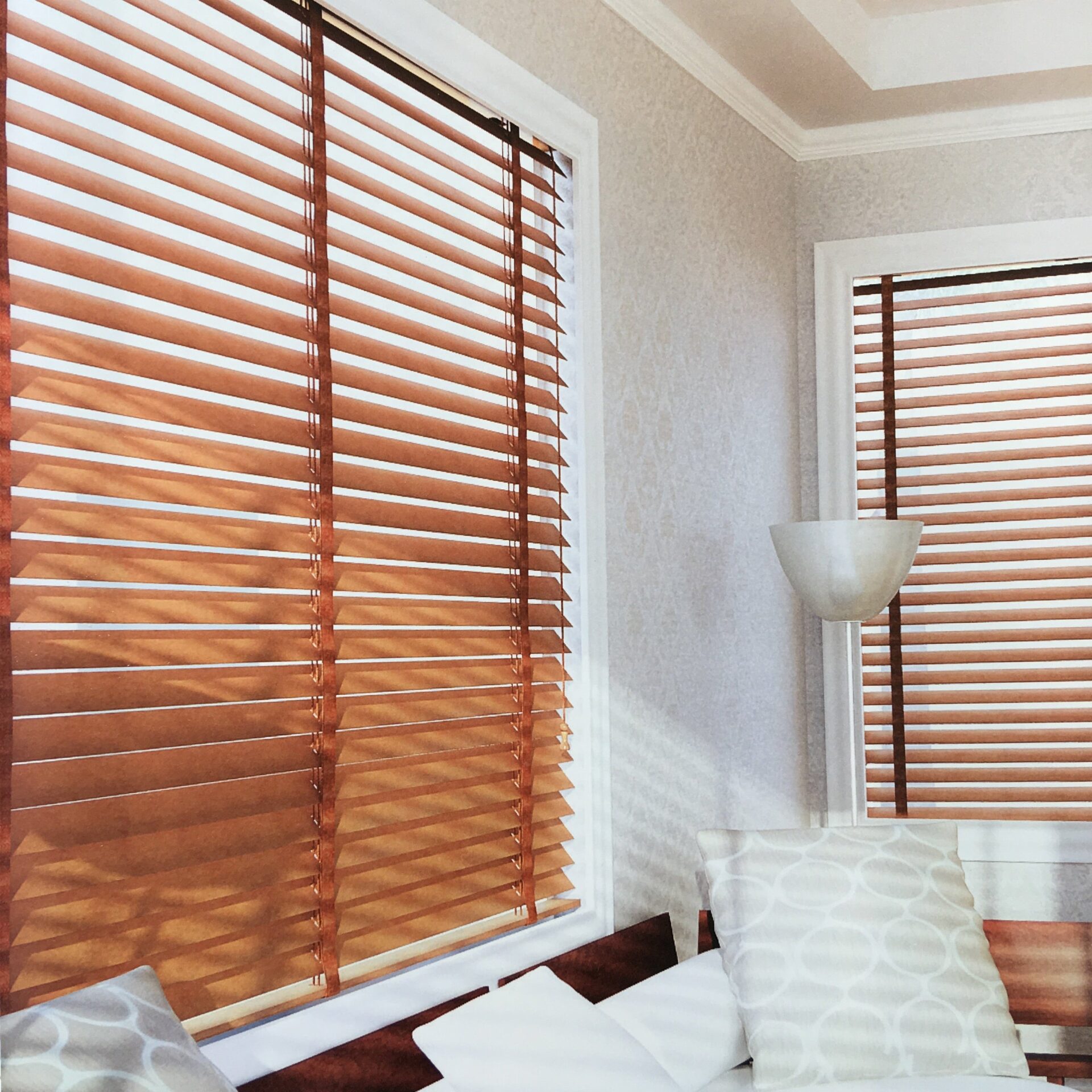 rèm gỗ cho nội thất tông lạnh cân bằng ánh sáng