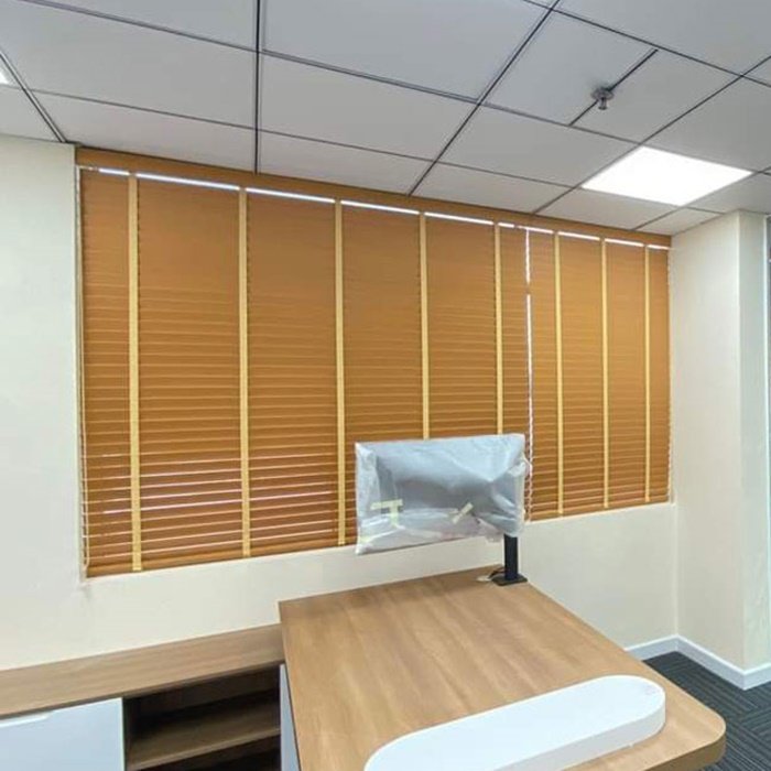 rèm sáo gỗ lá rộng cho cửa sổ lớn