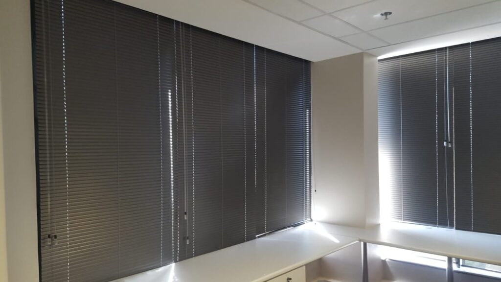 Mẹo sử dụng rèm sáo nhôm bền lâu và không cong lá