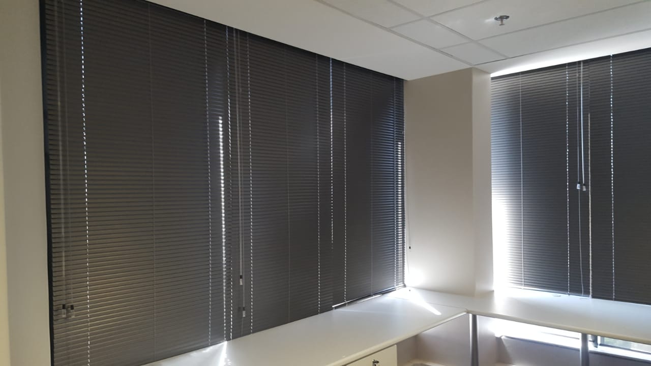 Mẹo sử dụng rèm sáo nhôm bền lâu và không cong lá