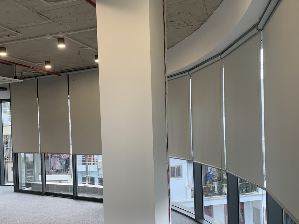 Rèm cuốn cản nhiệt lắp cho cửa sổ kính lớn