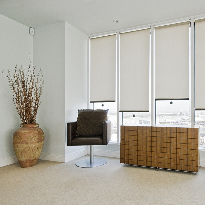 Rèm cuốn chống nắng cửa chính ngăn tia UV chiếu trực diện