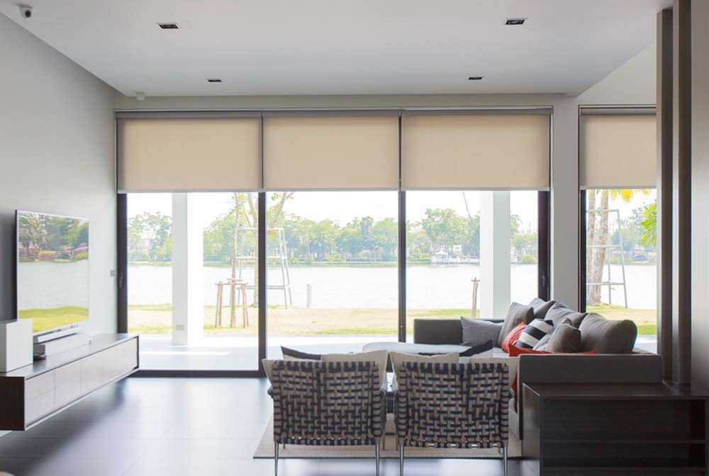 Rèm cuốn chống nóng cho cửa kính chung cư hướng Tây