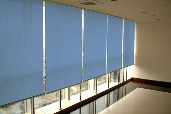 Rèm kéo chống nắng lắp đặt nhanh cho văn phòng