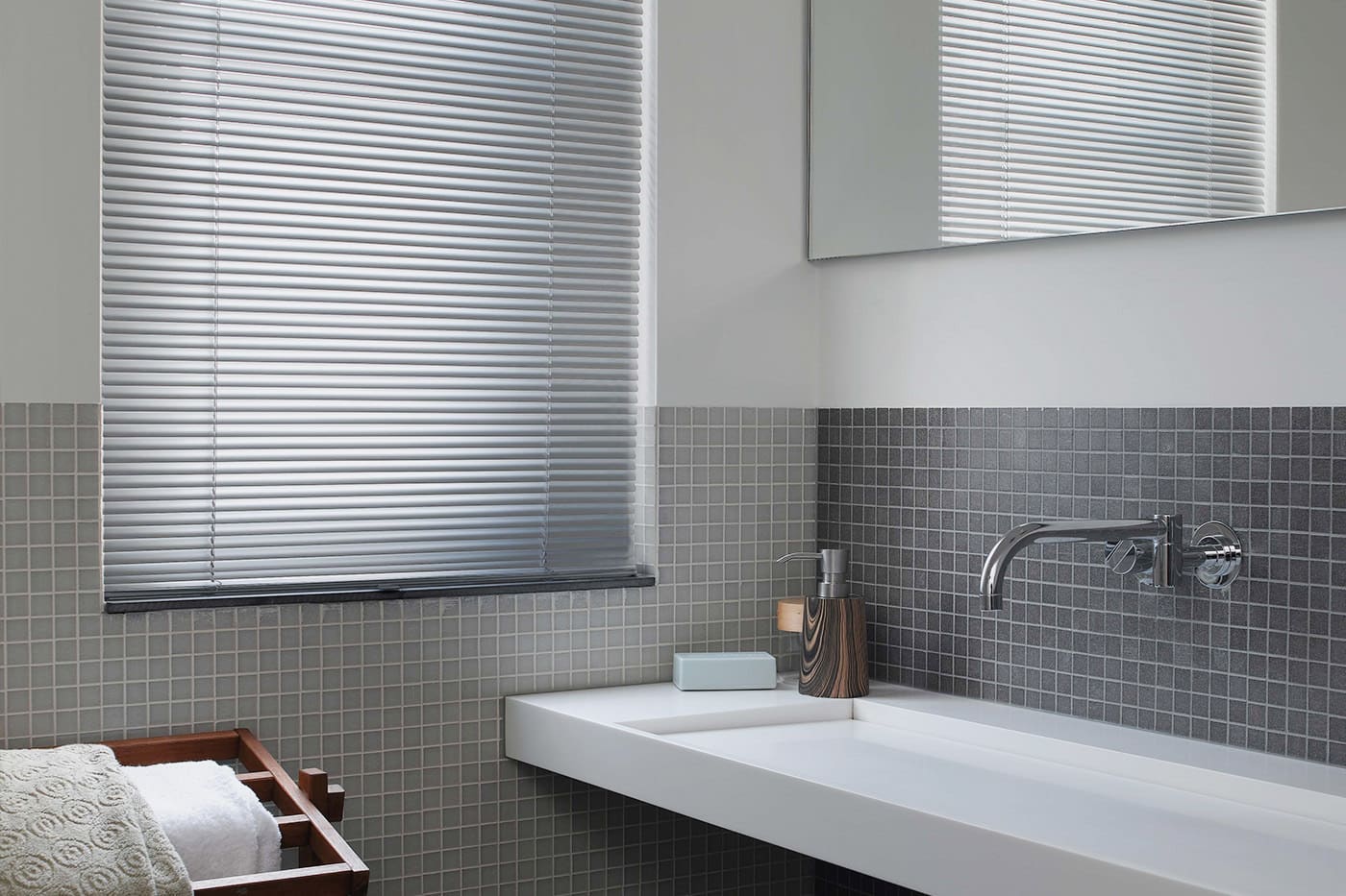 Rèm sáo nhôm chắn nắng buổi trưa cho cửa kính