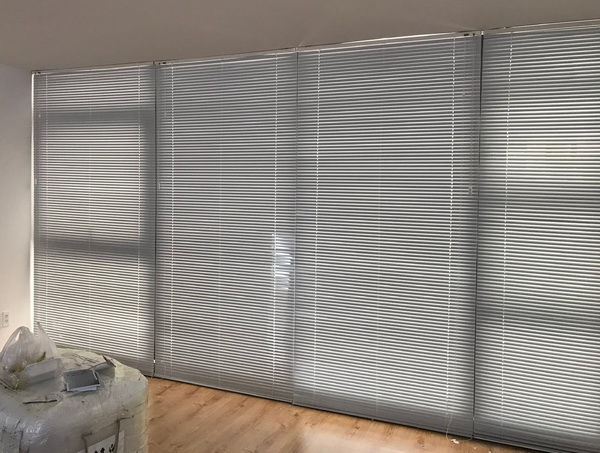 Rèm sáo nhôm điều chỉnh ánh sáng chính xác tạo không gian tập trung