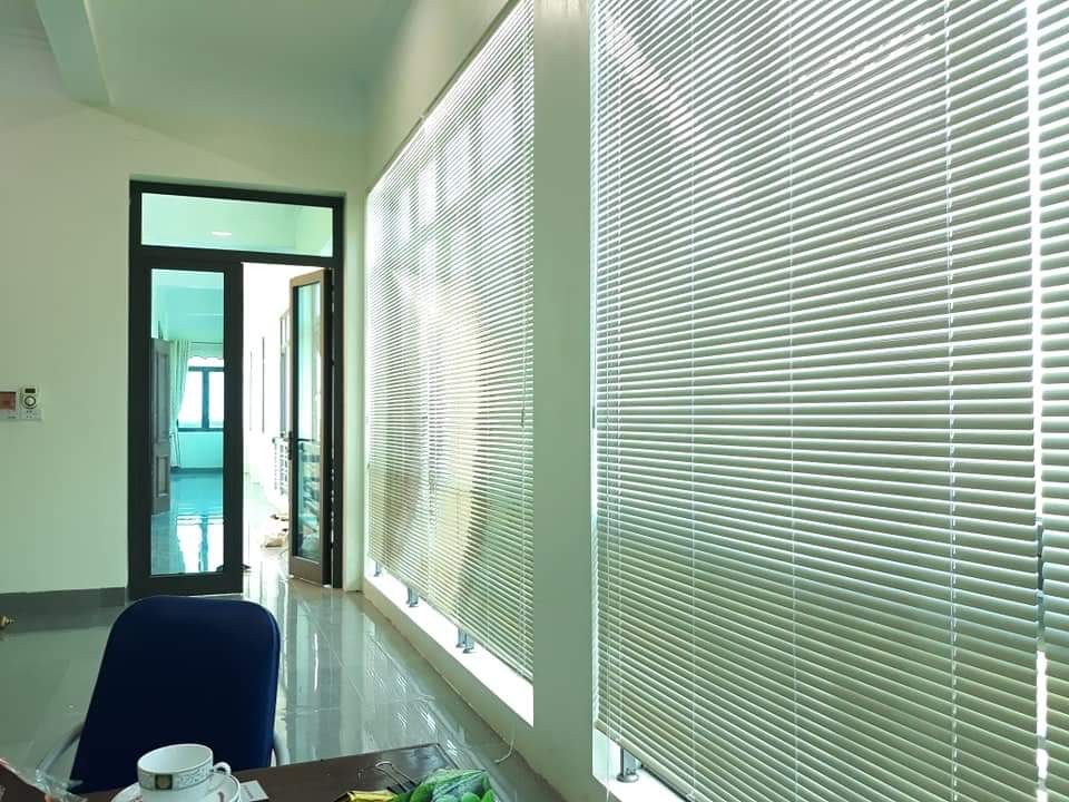 Rèm sáo nhôm xoay lá linh hoạt điều chỉnh hướng sáng