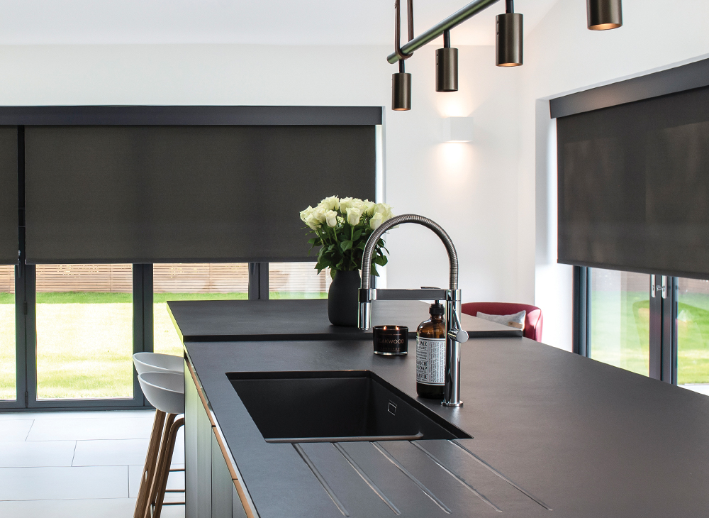 ảnh rèm cuốn chống nắng phòng ngủ cản sáng giúp ngủ ngon