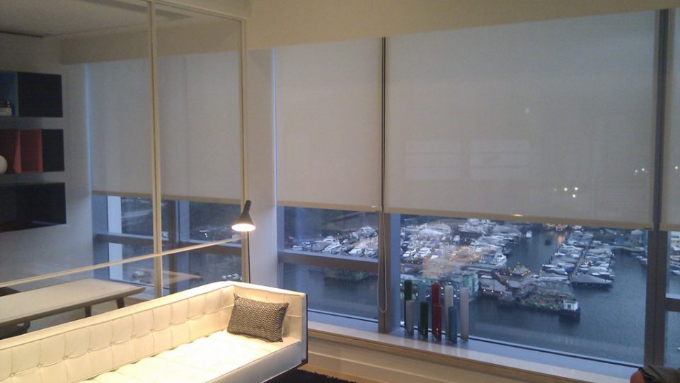 hình minh họa cách chống nắng cửa kính bằng rèm cuốn