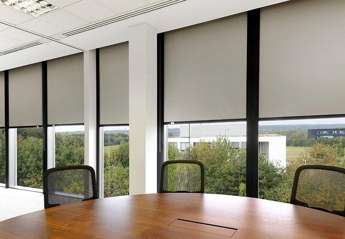 lắp màn kéo che nắng cho cửa kính