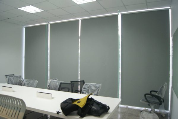 lắp rèm cuốn văn phòng chống nắng hiện đại